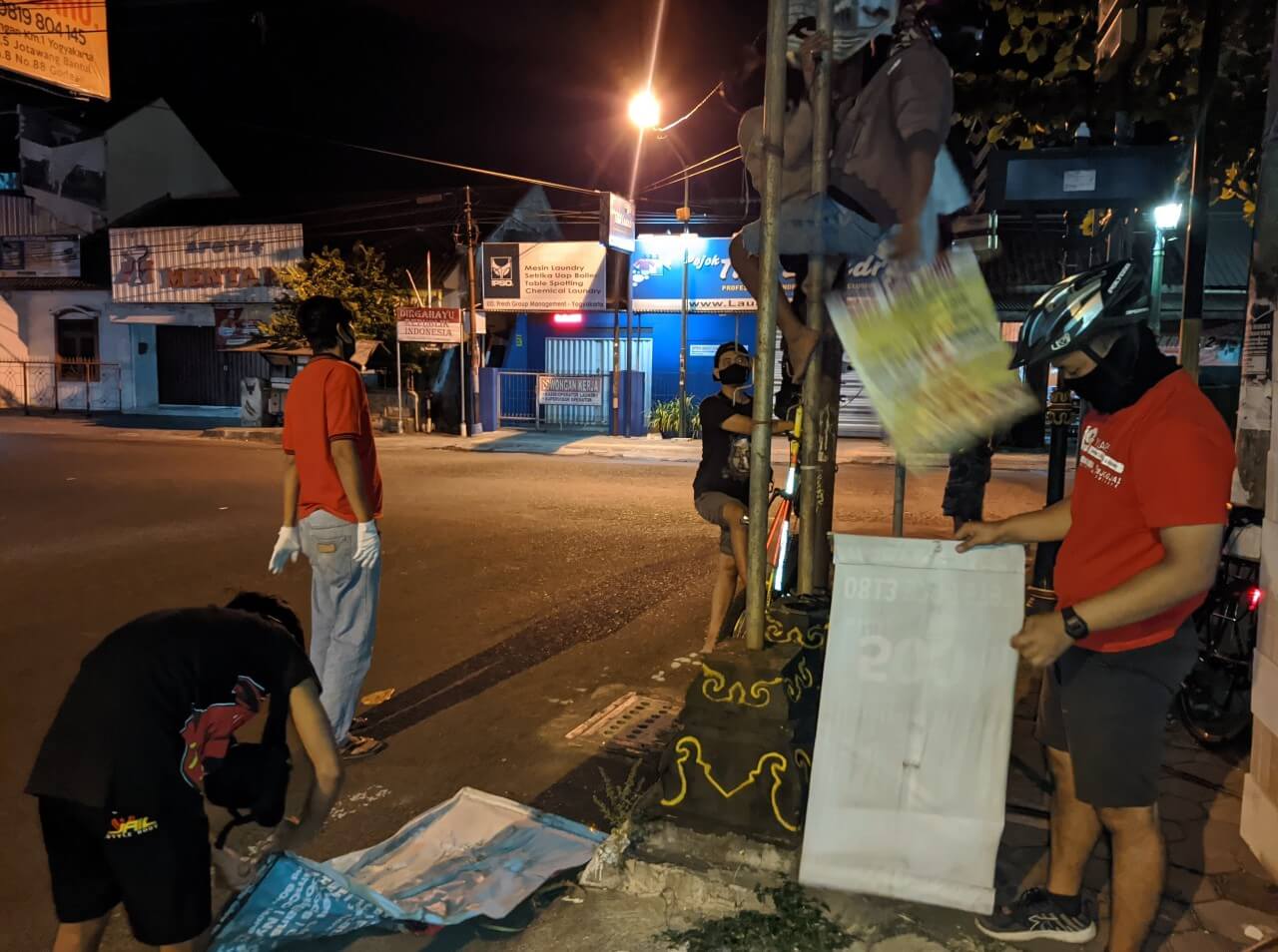 Garuk Sampah adalah komunitas kolektif, siapa saja boleh bergabung, mereka yang tergugah dengan kondisi sampah di kotanya